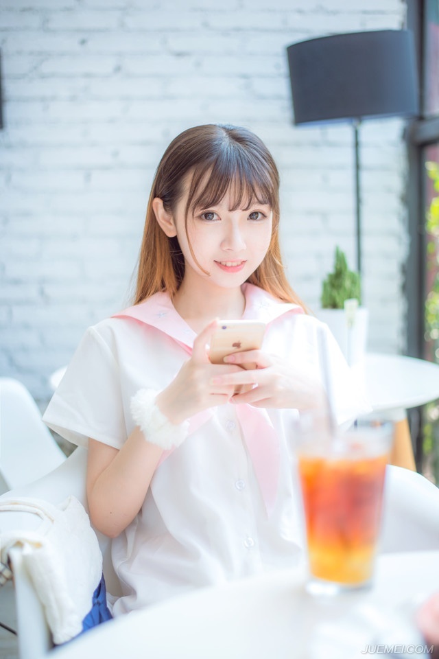 看了一场看不懂的电影，四处张望，发现别人专注而陶醉，才忽然明白，孤独是什么。